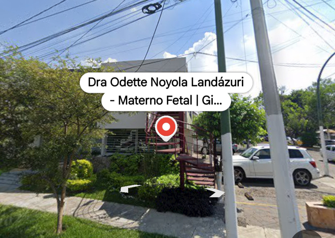 Fachada y acceso al consultorio de la Dra. Odette Landázuri en Chapalita