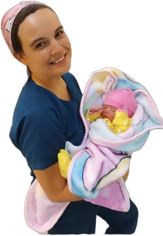 Dra. Odette Noyola sosteniendo a un recién nacido con calidez médica