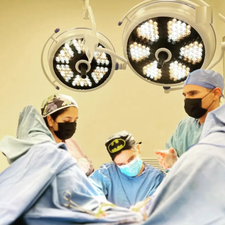 Dra. Odette operando en sala de cirugía obstétrica de alta complejidad